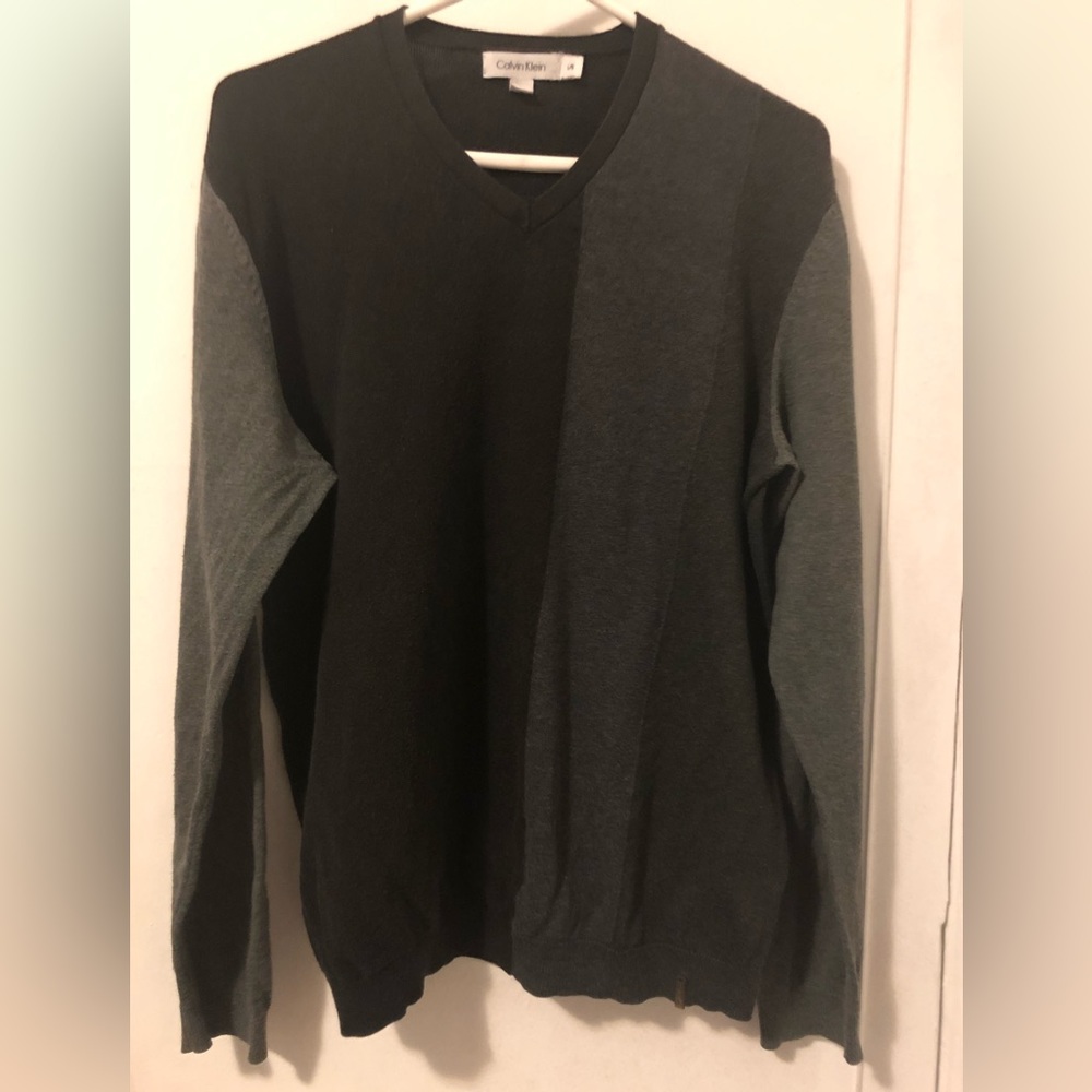 Color block black/ grey vneck pullover Size: LG